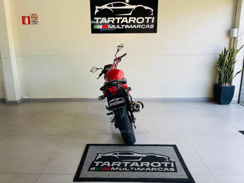 HONDA - CB 300R - 2010/2011 - Vermelha - R$ 13.990,00