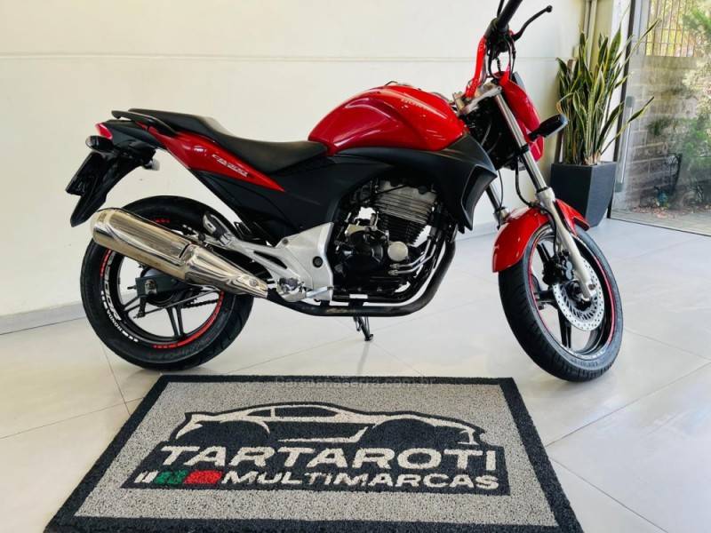 HONDA - CB 300R - 2010/2011 - Vermelha - R$ 13.990,00