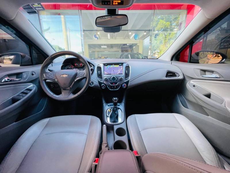 CHEVROLET - CRUZE - 2017/2018 - Prata - R$ 92.990,00
