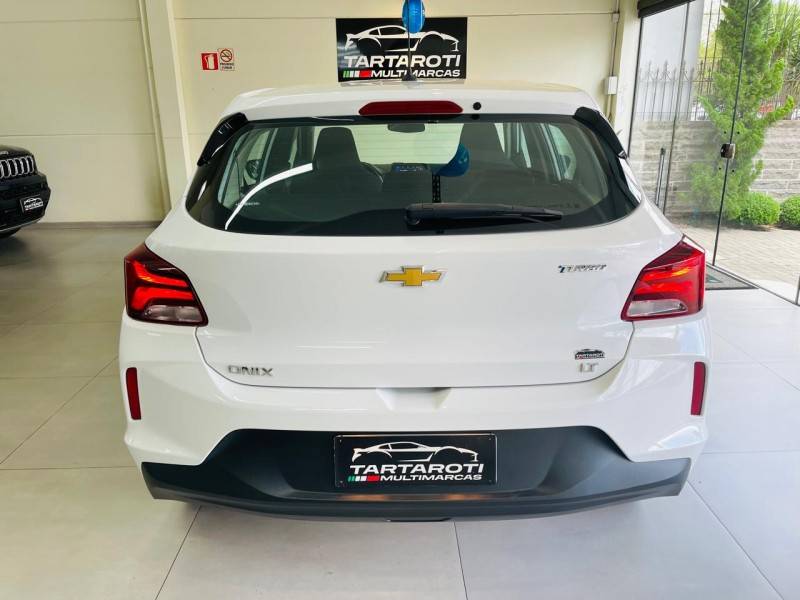 CHEVROLET - ONIX - 2021/2022 - Branca - R$ 78.990,00
