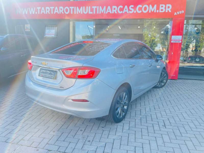 CHEVROLET - CRUZE - 2017/2018 - Prata - R$ 92.990,00
