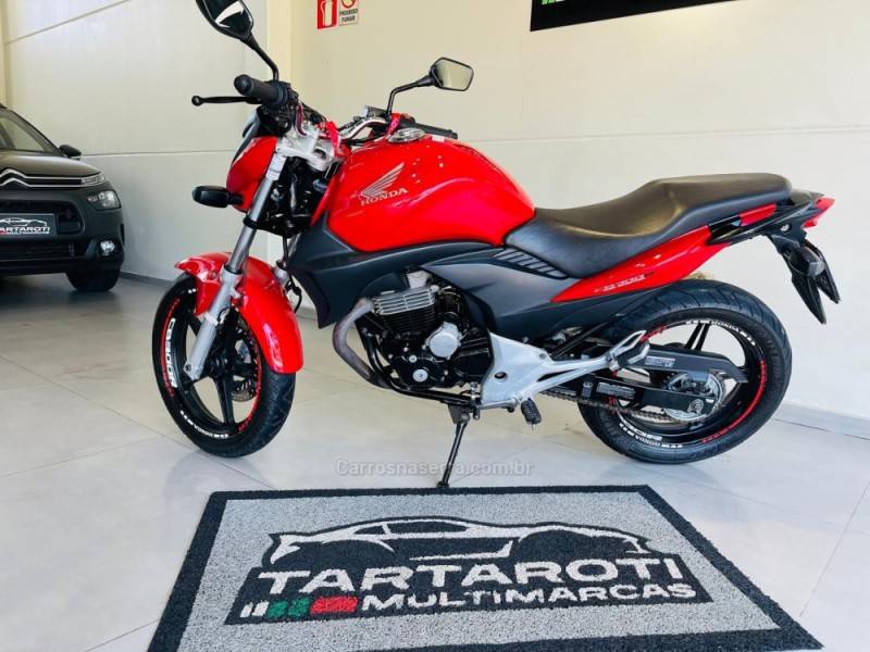 HONDA - CB 300R - 2010/2011 - Vermelha - R$ 13.990,00
