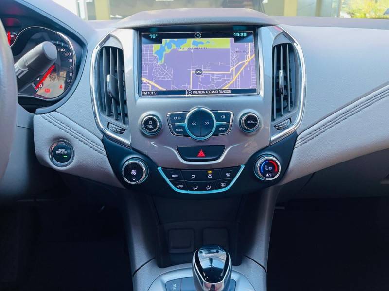 CHEVROLET - CRUZE - 2017/2018 - Prata - R$ 92.990,00