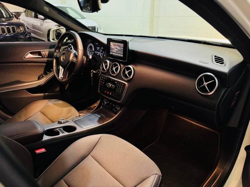 MERCEDES-BENZ - A 200 - 2015/2015 - Branca - R$ 93.990,00