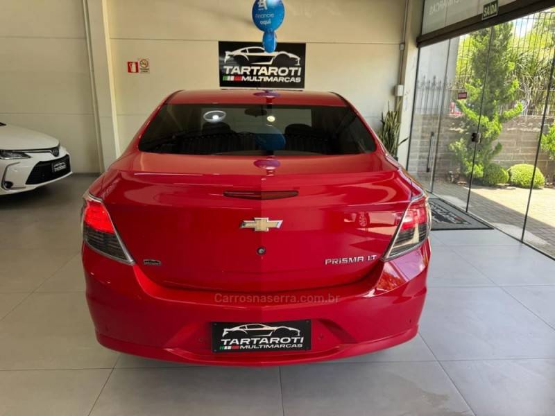 CHEVROLET - PRISMA - 2015/2016 - Vermelha - R$ 57.990,00