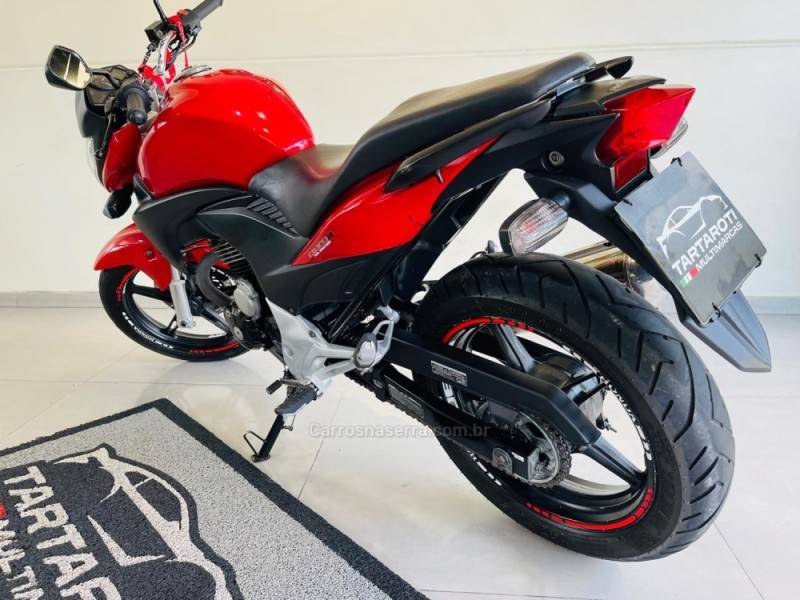 HONDA - CB 300R - 2010/2011 - Vermelha - R$ 13.990,00
