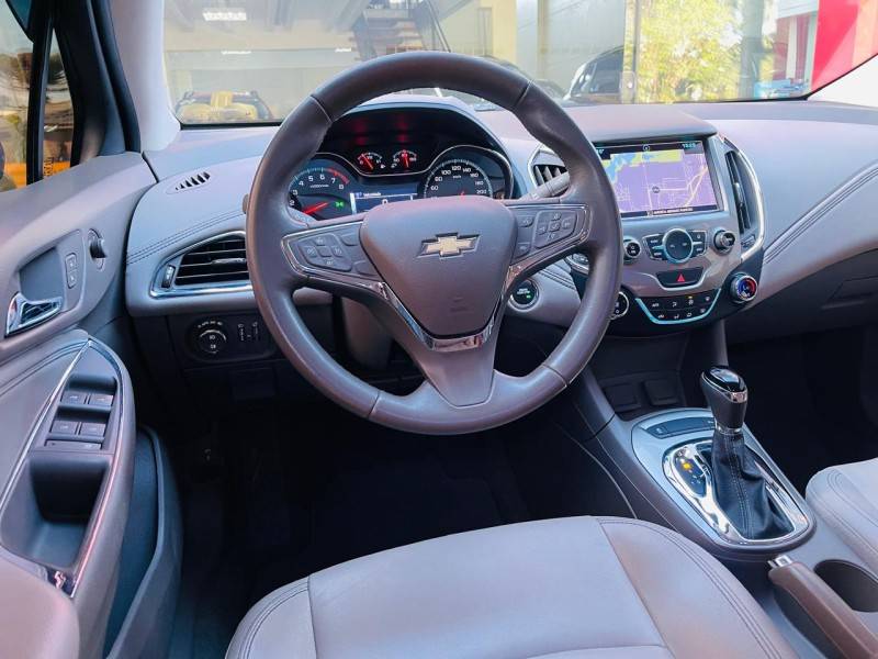 CHEVROLET - CRUZE - 2017/2018 - Prata - R$ 92.990,00