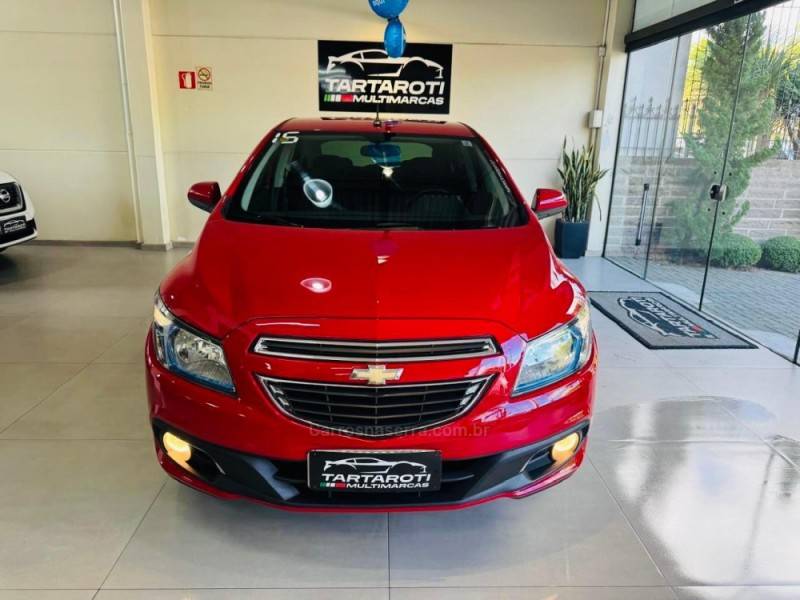 CHEVROLET - ONIX - 2014/2015 - Vermelha - R$ 56.990,00