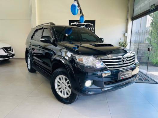 TOYOTA - HILUX SW4 - 2011/2012 - Preta - R$ 135.990,00