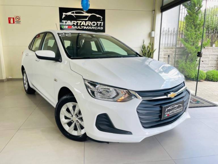 CHEVROLET - ONIX - 2021/2022 - Branca - R$ 77.990,00
