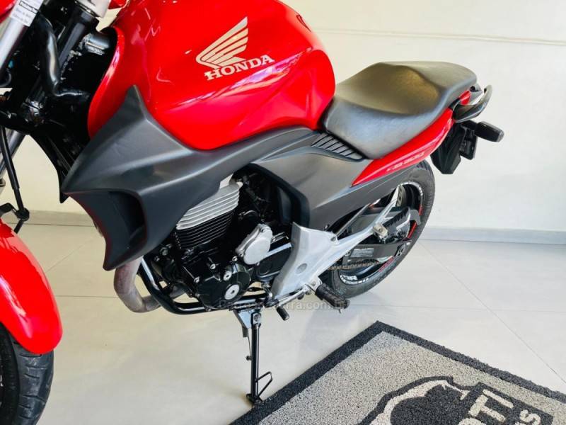 HONDA - CB 300R - 2010/2011 - Vermelha - R$ 13.990,00