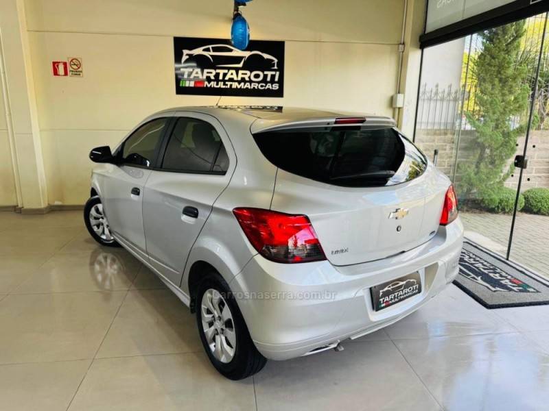 CHEVROLET - ONIX - 2018/2019 - Prata - R$ 54.990,00